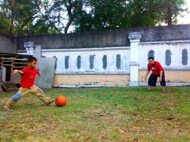 tendangan bebas di lapangan kambing
