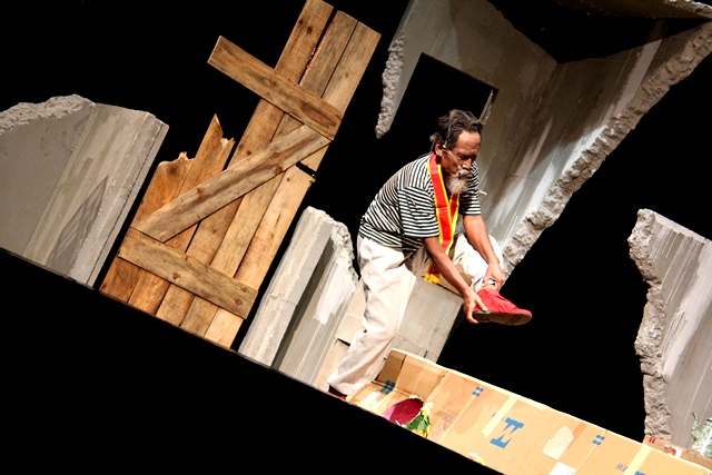 Fajar Suharno melepas sepatu