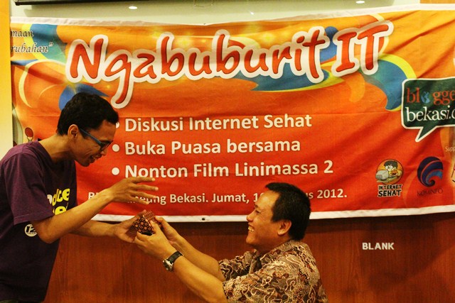 penyerahan hadiah pemenang lomba twit beblog
