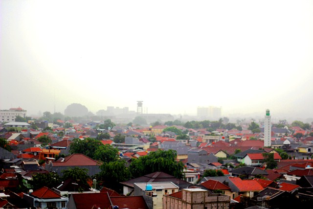 Awan mendung menyelimuti jakarta