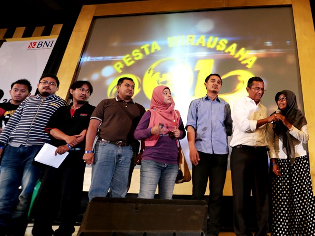 Klinik Dahlan Iskan di Pesta Wirausaha 2013