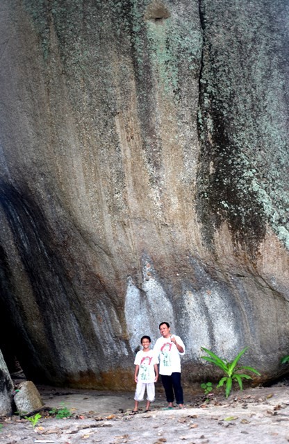 Batu Pantai Laskar Pelangi