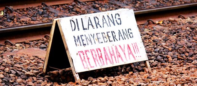 Dilarang menyeberang, Berbahaya !