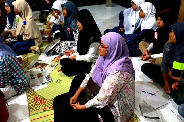 Asyik memperhatikan pembicara