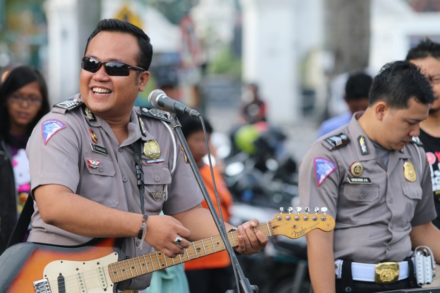 Band Polri di KM Nol 23 Pebr