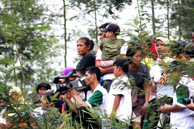 Masyarakat Cangkringan nonton Jathilan di lereng Merapi