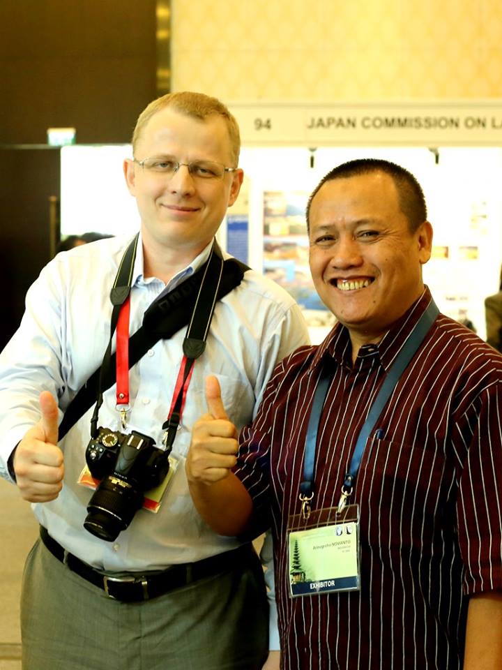 Senyum karena senang/bahagia