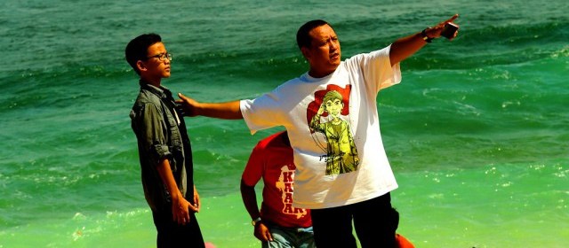 Bercengkerama di tepi laut