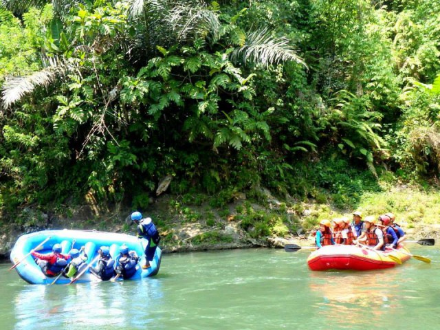 Menenggelamkan diri di Rafting Sungai Elo