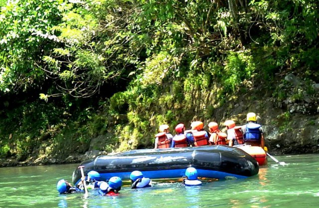 Menenggelamkan diri di Rafting Sungai Elo