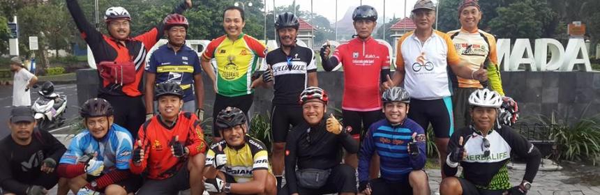 Sebelum jatuh dari sepeda masih narsis