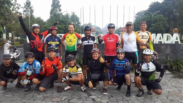 Sebelum jatuh dari sepeda masih narsis