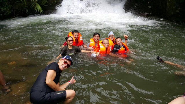 Mandi di atas Curug Panjang