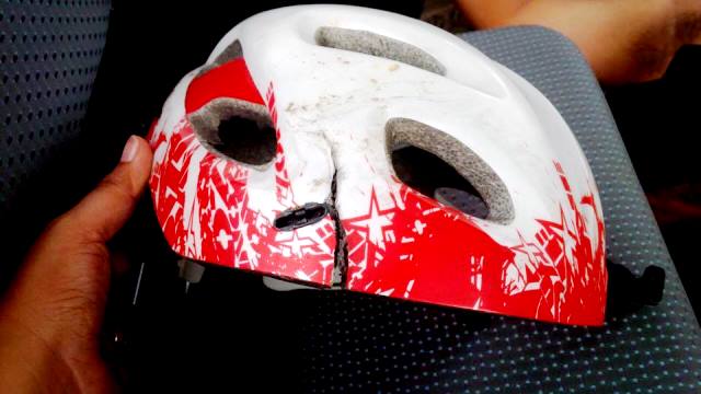 Helm yang sobek akibat pengendaranya jatuh