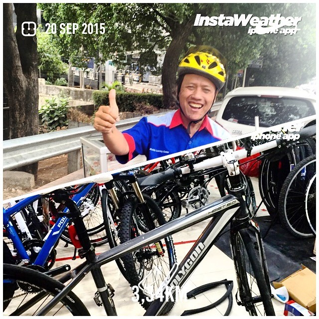 Mampir buah segar di depan Stasiun Cawang