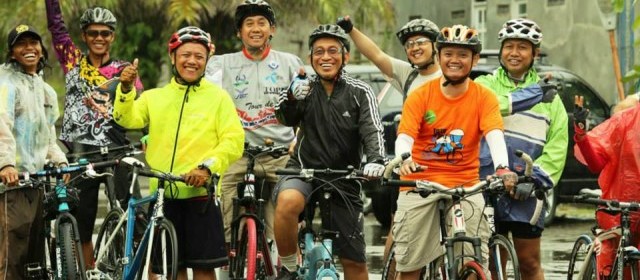 Gowes ceria dalam hujan