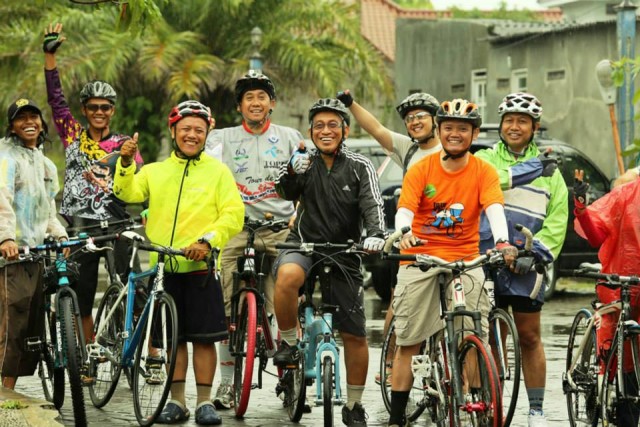 Gowes ceria dalam hujan