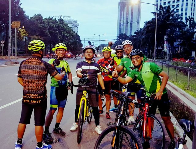 latihan-gowes-toba-dengan-jersey-toba