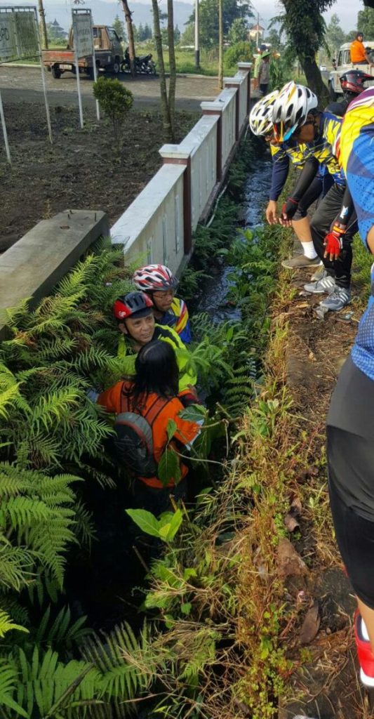 Pesepeda masuk parit