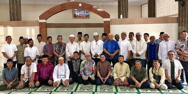 Ustadz Wijayanto dan jamaah bapak-bapak