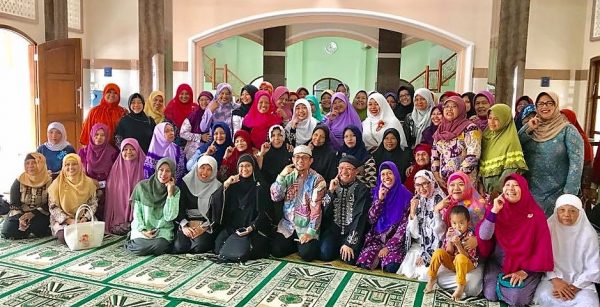 Ustadz Wijayanto dan jamaah ibu-ibu gaya colek pipi