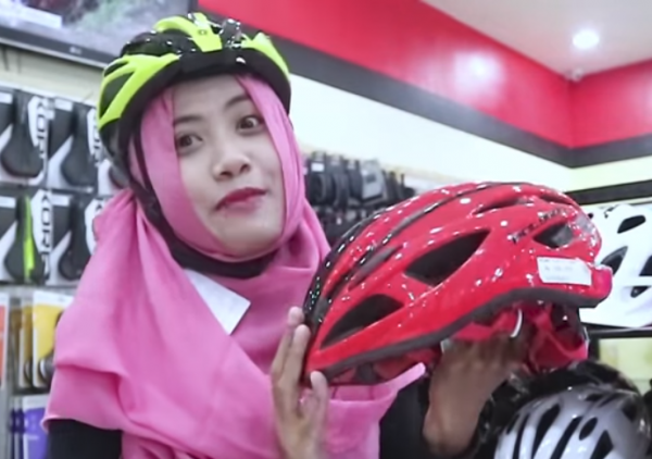 Road bike helm (Cerita sepeda Youtube)