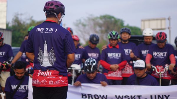 Berdoa bersama sebelum Gowes