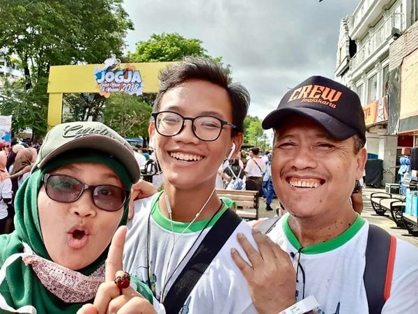 Aksi JCW senyum selfi bareng